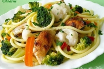 Spaghete cu pui, broccoli, conopida, in sos de vin